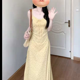 2026夏季穿搭奶黄色碎花吊带连衣裙女纯欲风显瘦夏日绝美小裙子潮