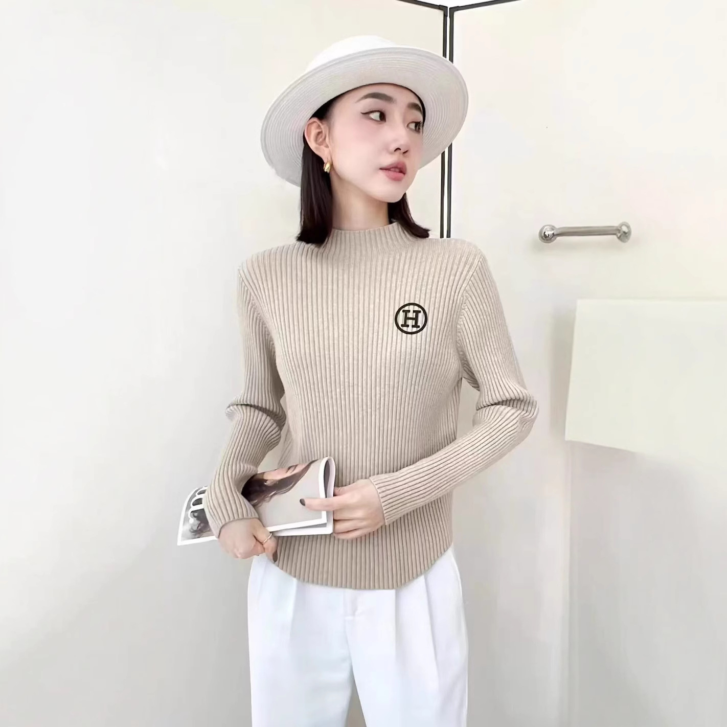 Diseño elegante irregular suéter de cuello medio alto para mujeres 2024 otoño y invierno nuevo estilo extranjero camisa de punto superior