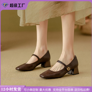 红色高跟鞋粗跟