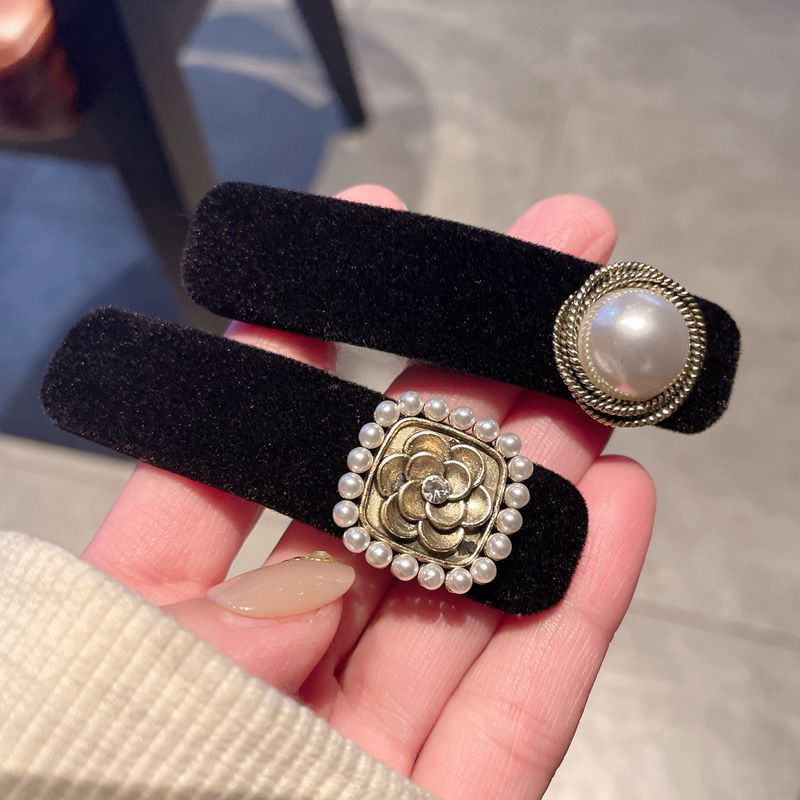 Kamelie Perlensamt Haarspange Ponyspange Seitenspange Hepburn Stil Entenschnabelspange kleine Haarnadel weibliches Haar Zubehör Kopfschmuck_voghion.com