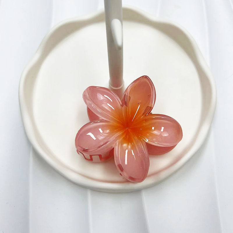 欧米の国境を越えた多彩な卵の花は紫荊花のヘアピンを挟んで高級感があります。|undefined