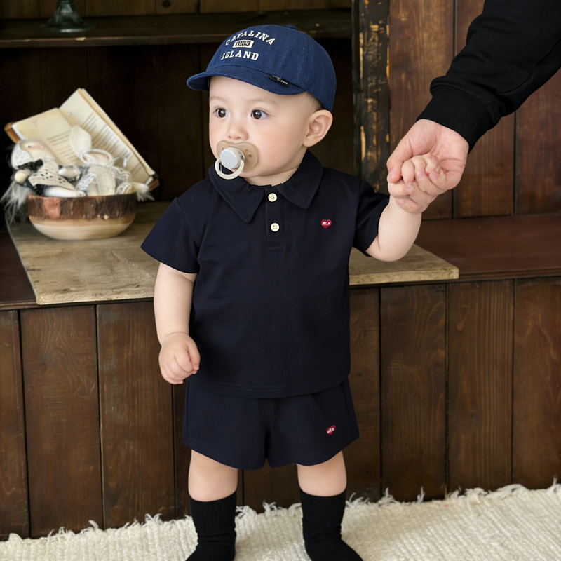 Polo bébé tendance et stylé, collection été 2026. Ensemble deux pièces : polo à manches courtes et pantalon._voghion.com