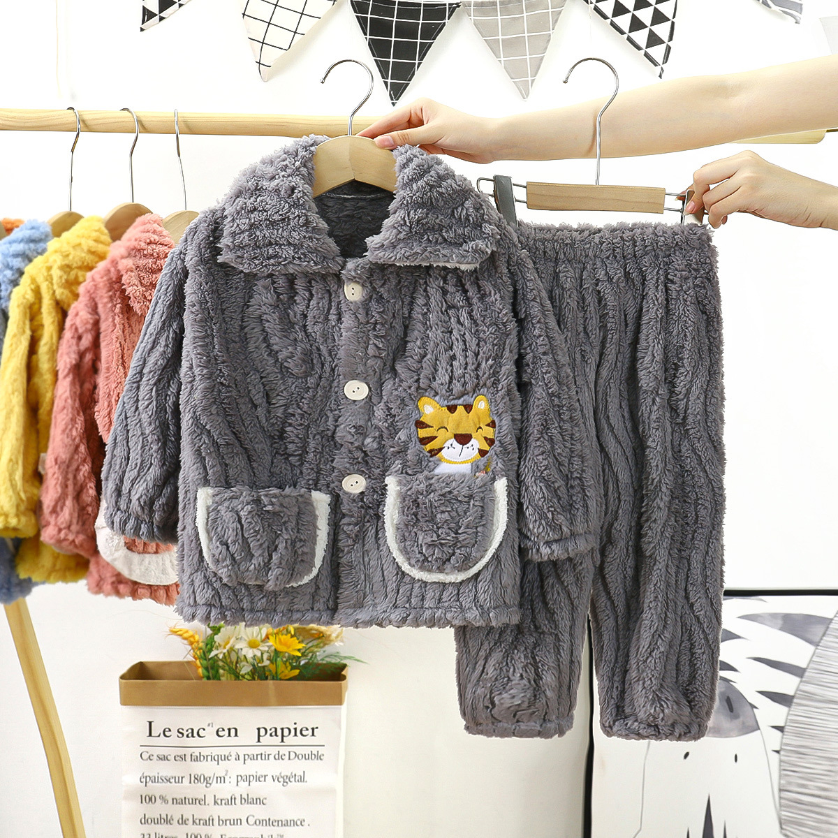 Niños y niñas Pijamas de terciopelo de zorro de nueve colas engrosados otoño e invierno con forro polar terciopelo de coral ropa para el hogar traje de niños medianos y pequeños al por mayor