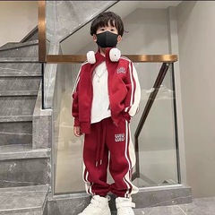 年の新型子供セット秋の子供と子供の男女はスポーツウェアを着ています。