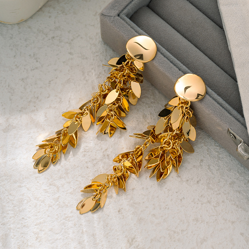 Retro elegant golden fashionable earrings