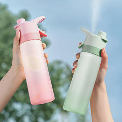 スプレーコップの女性はコップの学生の多機能のコップのフィットネス運動の水筒のtritanのプラスチックのコップの夏