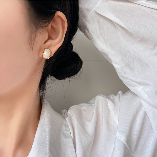 S925 Silver Needle French Retro White Oil Drop Earrings for Women Small Geometric Curved Simple Versatile Temperament Earrings