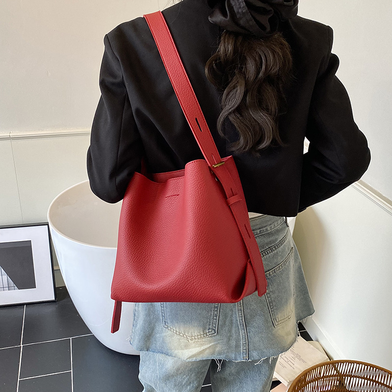 轻奢简约红色水桶包女2025新款潮大容量手提包百搭通勤单肩斜挎包