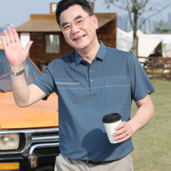 男性半袖tシャツ夏の中高年お父さんは男性用半袖tシャツを着ています。