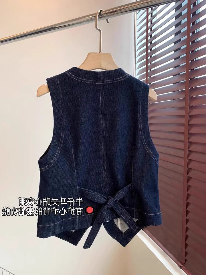 Áo vest denim nữ không tay cổ chữ V phối lớp phong cách retro, dáng ôm tôn dáng, dài 50–65 cm — Áo vest denim màu xanh (hàng có sẵn), Áo vest màu xanh đậm (có sẵn), Áo vest màu xanh đậm chi tiết 49