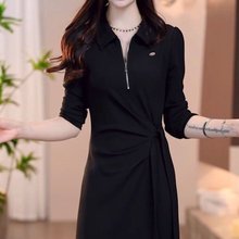 一件代发直播爆款2025秋季新款时尚翻领半拉链纯色抽褶连衣裙