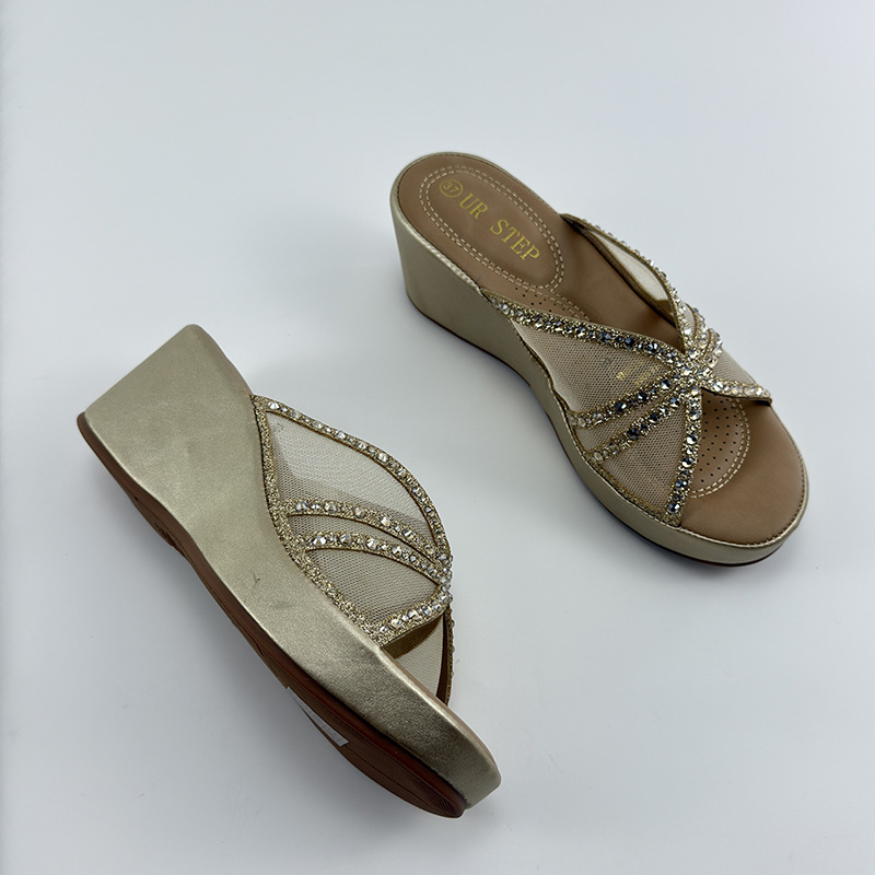 Zapatillas de tacón alto para mujeres de verano de malla de diamante de agua otoño de 2026 nuevo hombre pequeño con una parte inferior gruesa de una zapatilla confortable pendiente de zapatillas frías