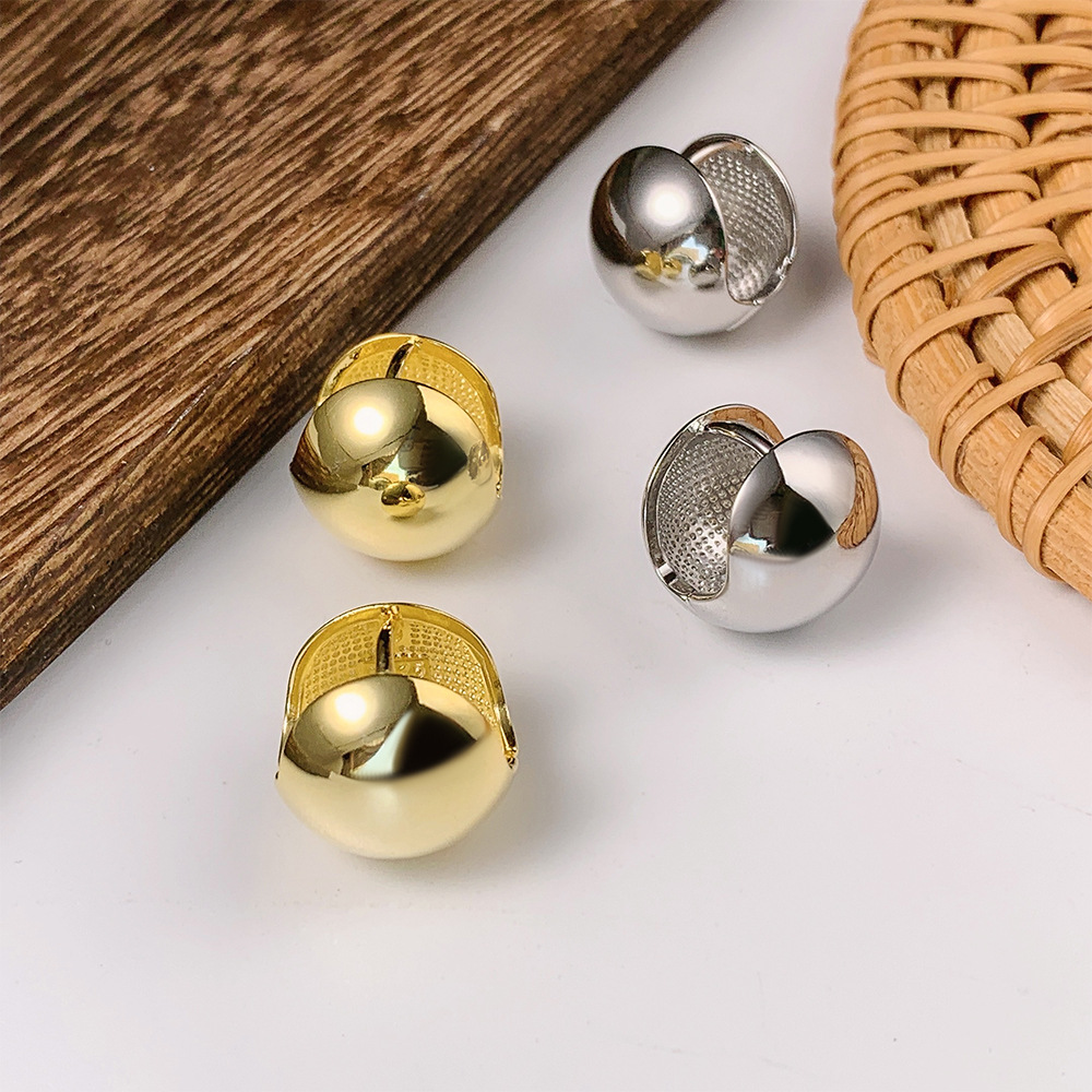 Orecchini a lobo minimalisti con sfera per donna design_voghion.com