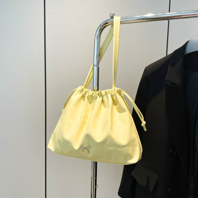 Bolsa coreana de gran capacidad bajo el bolso de tote para mujeres 2024 nuevo otoño y invierno bolso de hombro de moda versátil bolso de cubo