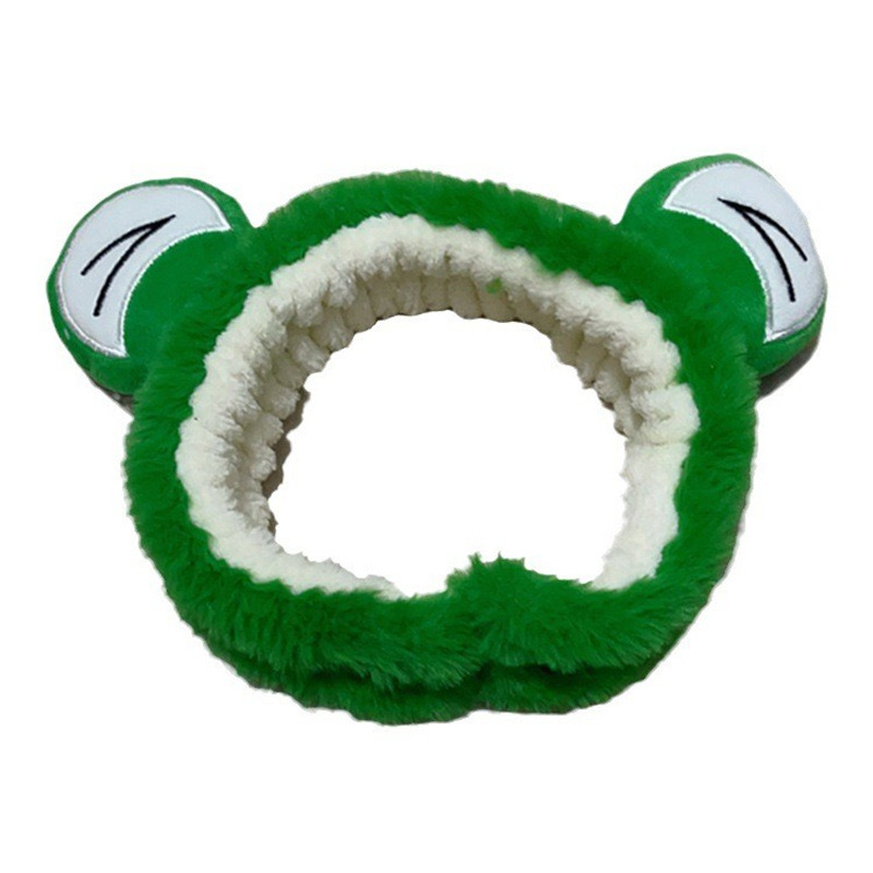 顔を洗って髪を洗って新型の少女の韓国の化粧をつけてマスクの専用のカチューシャをつけます。