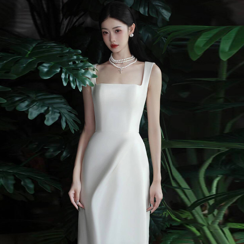 Vestido de noiva leve com acabamento em cetim, toque sofisticado, sem alças, luxo discreto, simples e elegante, ideal para..._voghion.com