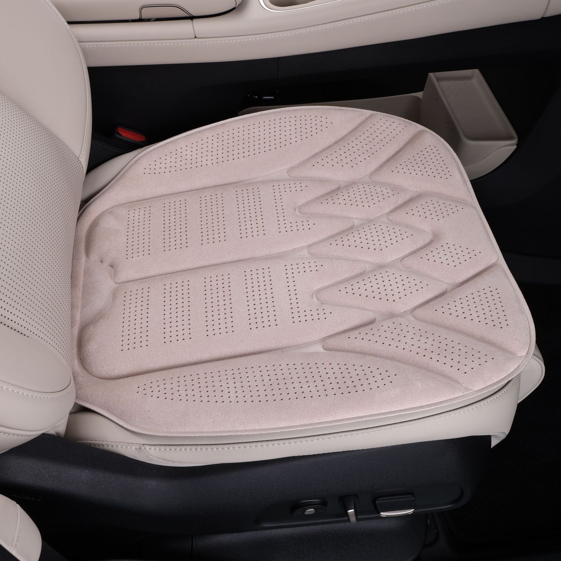Latex cotton car seat cushion, heat-pressed integrated perforated car seat cushion, universal for all seasons, suede three-piece seat cushion set