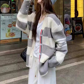 韩版大码v领针织开衫女秋季新款宽松慵懒风拼色条纹女装毛衣外套