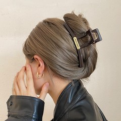 韓国の高品質のアルファベットの1文字の大きいサイズは女性の2025新型の後頭部のサメのクリップの高級感の髪飾りを挟みます。
