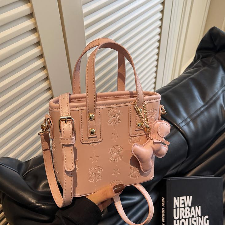 Este año, la popularidad de la bolsa de cubo de mano 2025, la nueva moda coreana, la bolsa de hombro super caliente, la sensación de alta calidad, la bolsa de mochila