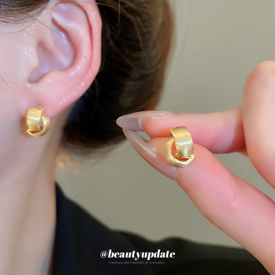 Pendientes en forma de C de metal cepillado irregular con aguja de plata Pendientes de estilo frío de Europa y América Pendientes de lujo ligero de alta calidad