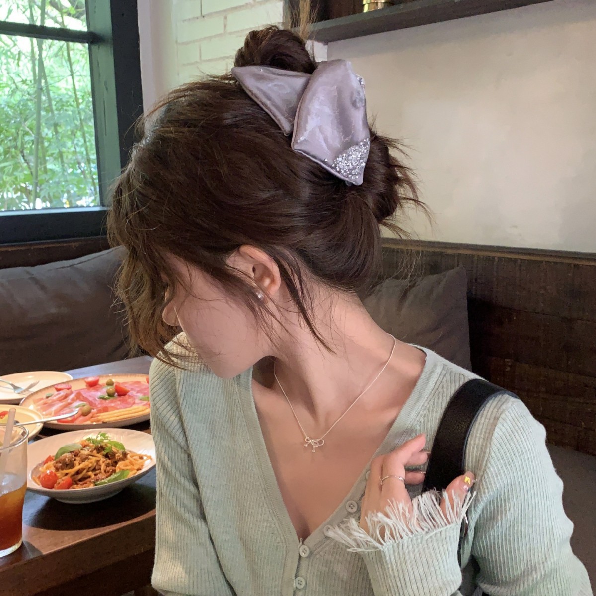 Hepburn Style High-End Rhinestone Pearl Triangle Clip 2025 Summer New Korean Style Fashionable Shark Clip for Women