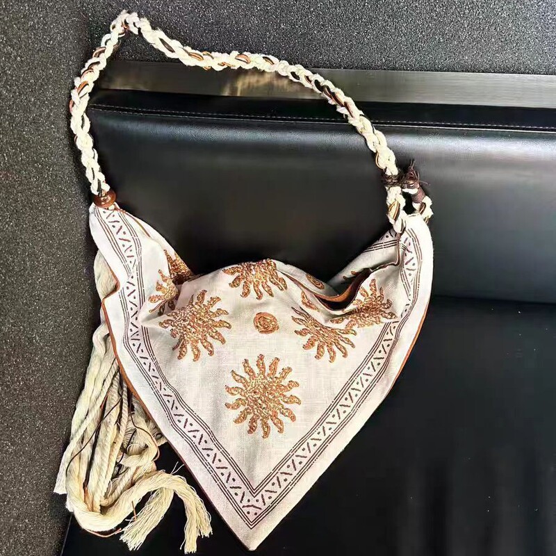 Tian Xivi's Same Style Bohemian Retro Printed Triangle Bag, Large-Capacity Ethnic Style Shoulder Bag, Crossbody Bag Tian Xivi's Same Style Bohemian Retro Printed Triangle Bag, Large-Capacity Ethnic Style Shoulder Bag, Crossbody Bag