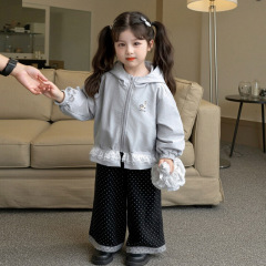 女童外套春秋季2025新款女宝宝洋气时髦秋装儿童超好看连帽冲锋衣