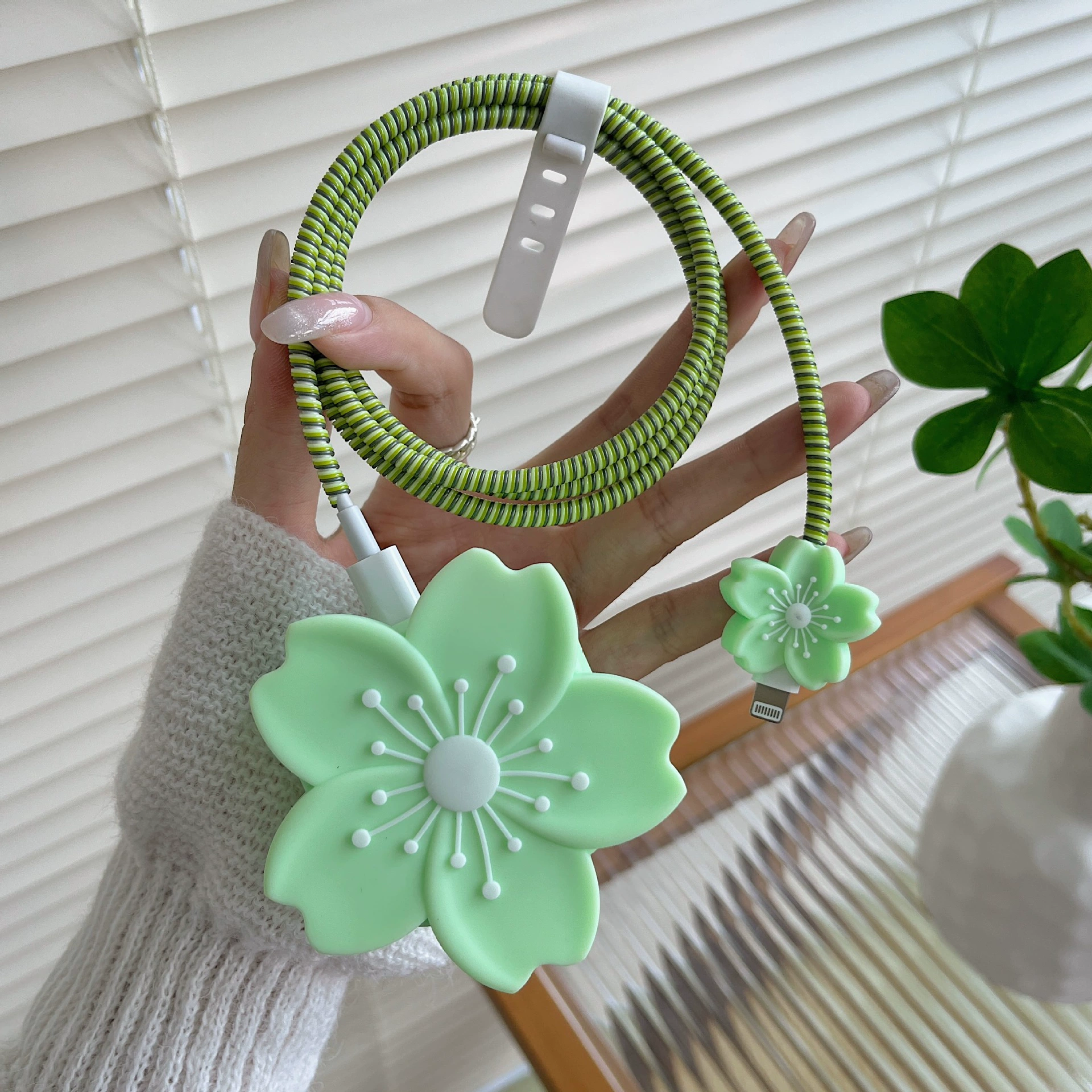 Электрический защитный чехол с цветком зеленой бегонии подходит для трехконтактного Apple, британский стандарт, 25 Вт, защитный чехол для зарядной головки для предотвращения поломки