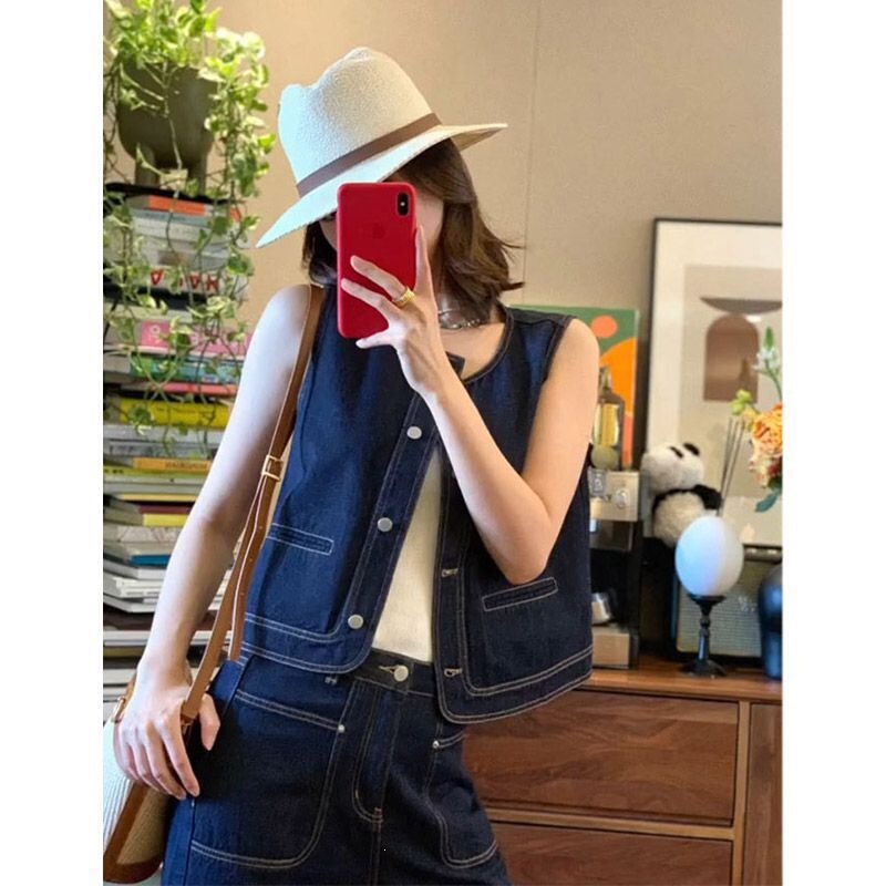 A Set of Fashionable and Sophisticated Denim Vest and Wide-Leg Pants in a Salt-Style Color Scheme, a Trendy and Unique Two-Piece Outfit