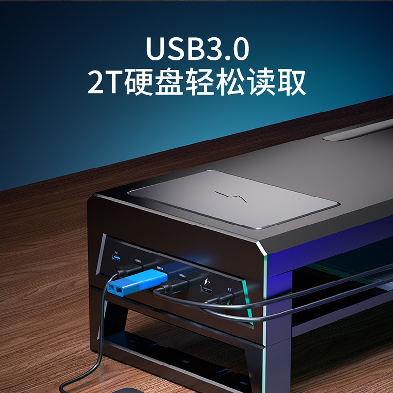 ヤモリは多機能のデスクトップのコンピュータのディスプレイを散歩して高くなります。|undefined