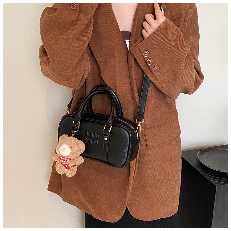 Cross-border hand-held bowling bag for women in autumn and winter 2025, new retro commuter pillow bag, large capacity crossbody bag undefined
