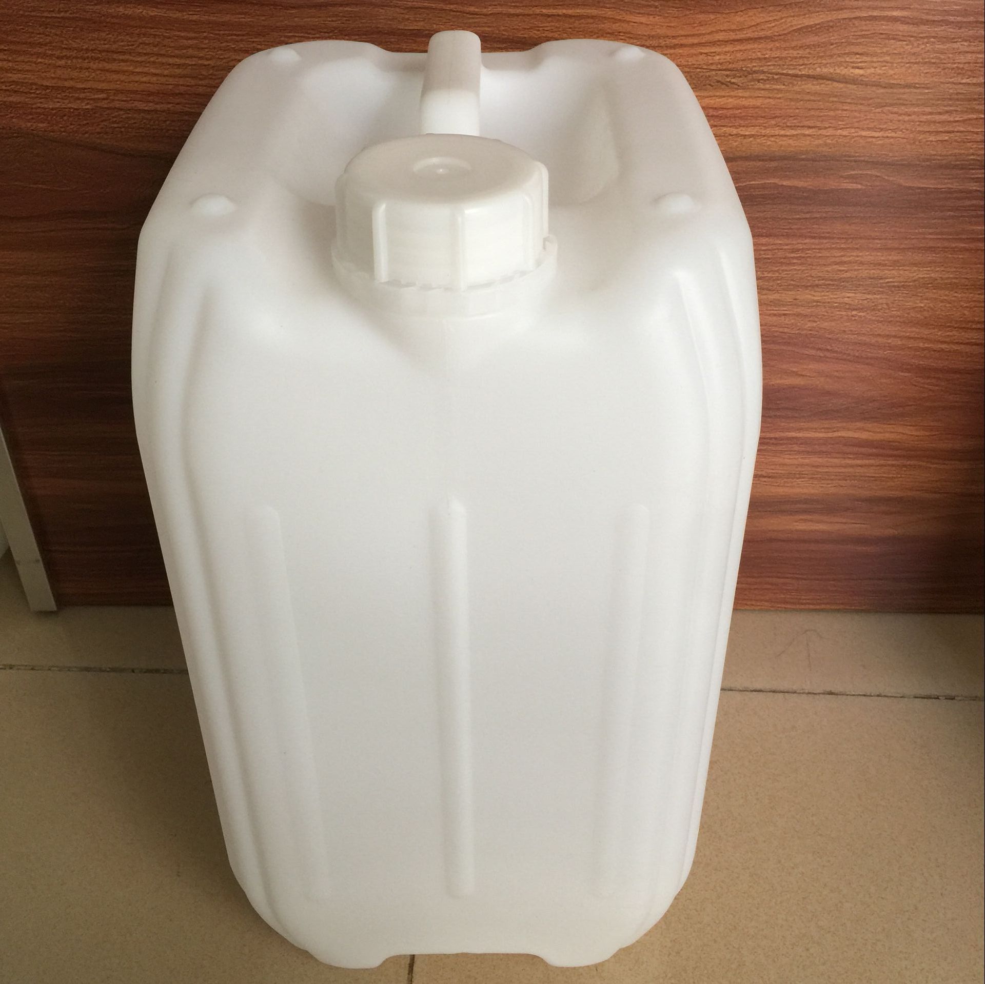 河南厂家供应白蓝色塑料20L堆码桶20升公斤原料桶 20L尿素溶液桶