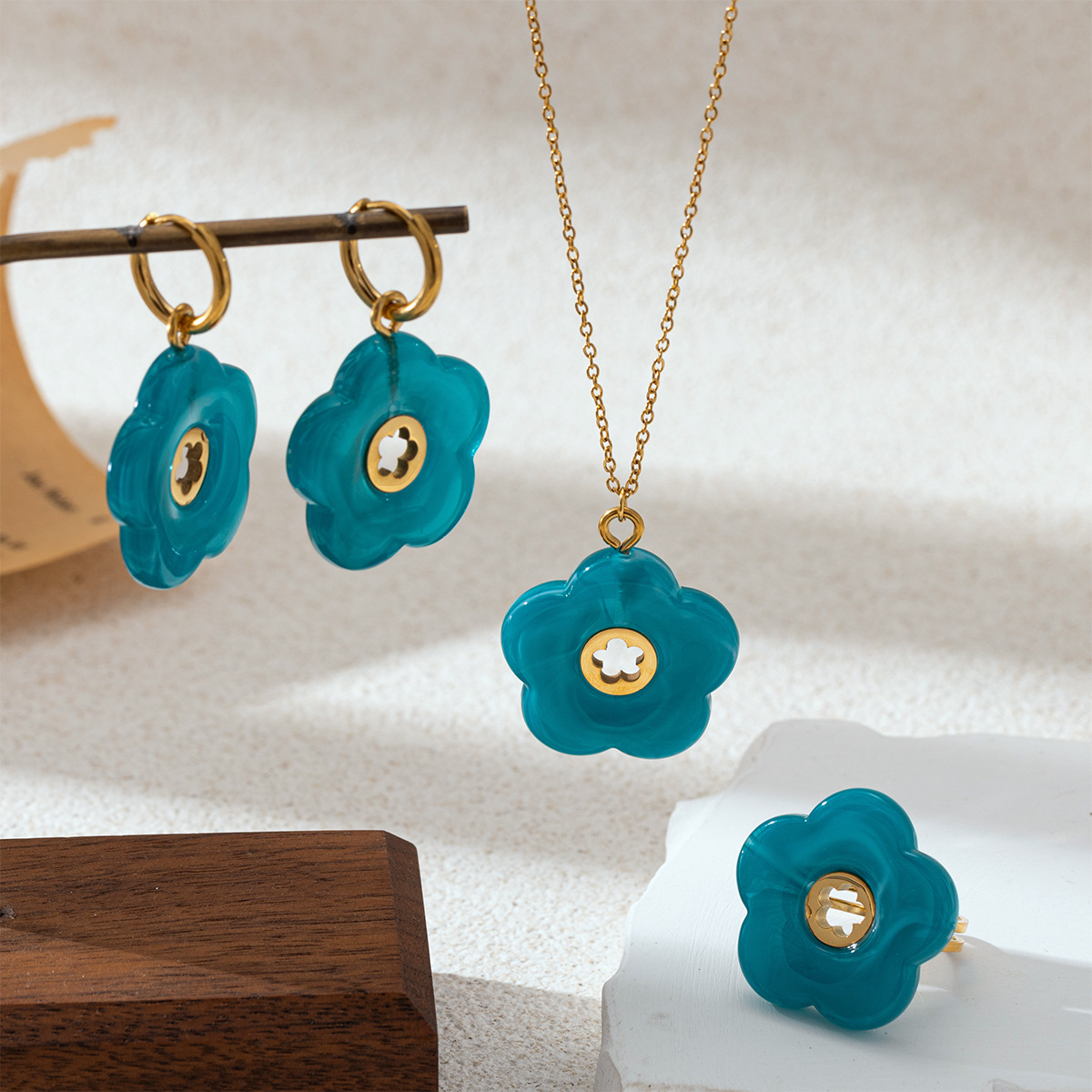 TENA Europa y América collar de acero inoxidable mujer no se desvanece amplio conjunto de joyas de pendientes acrílicos azules venta caliente
