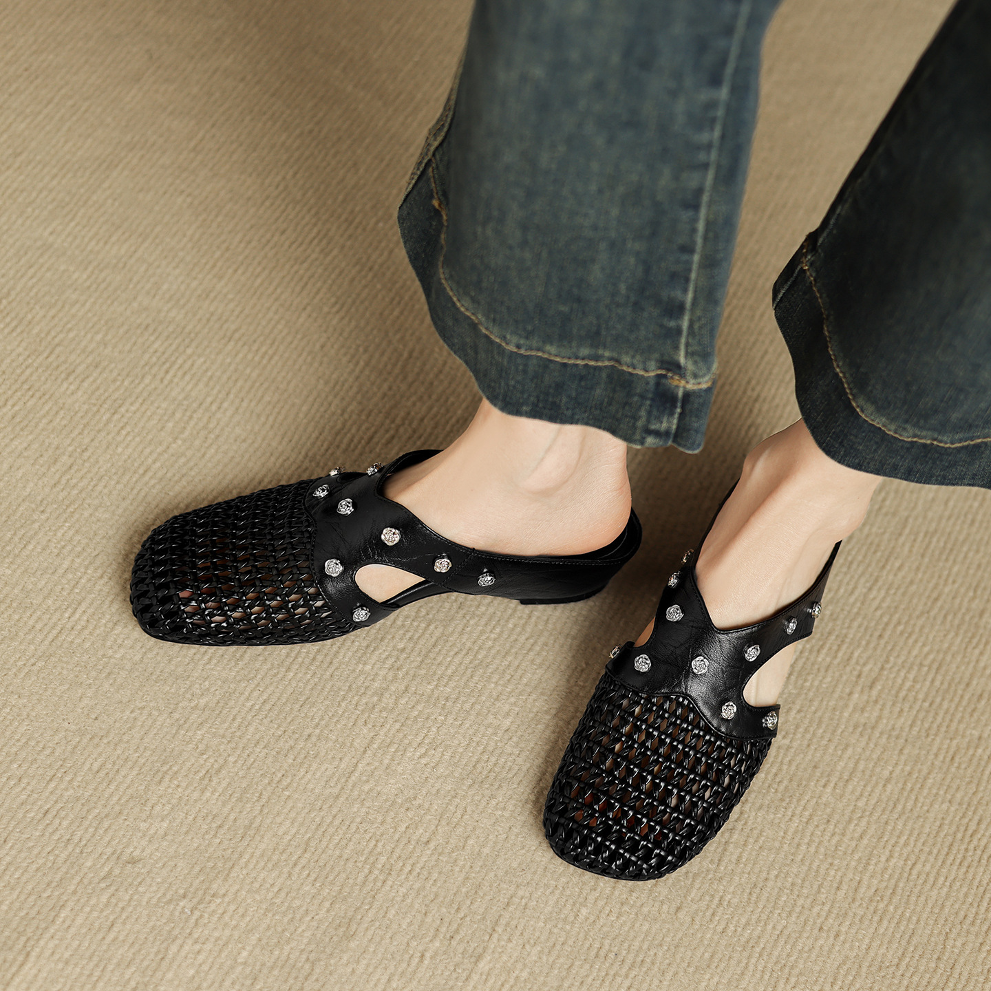 Dép sandal nữ quai chữ V phong cách vintage, mũi kín, đế xuồng thoải mái — đen