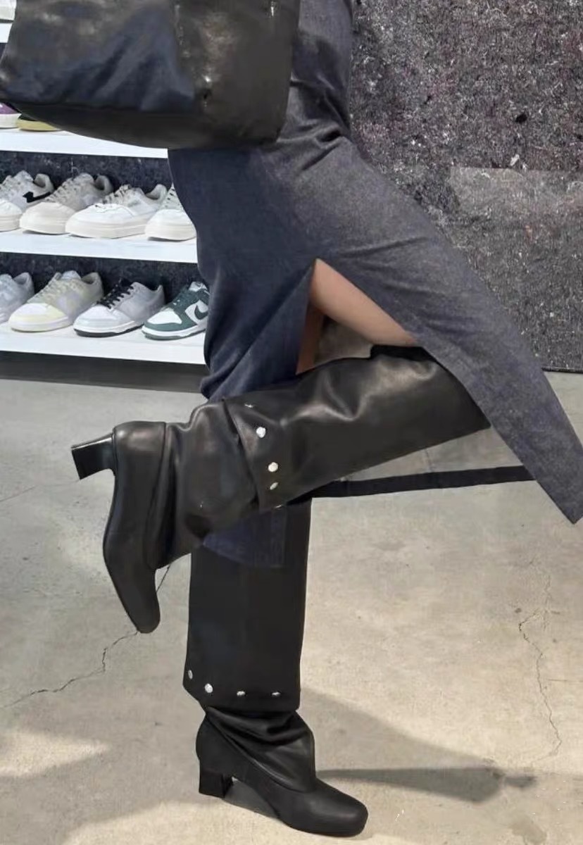 Doppelseitig abnehmbare Overknee-Stiefel aus Leder, brandneues Design mit verdickter Fersenniete, schmal geschnittene High-Top-Stiefel mit lockerer Passform. Neu Herbst/Winter 2025_voghion.com