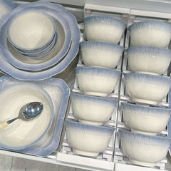 軽くて豪華な青いレースのご飯の碗の食器はフランスの陶磁器の碗の高い顔の値の碗の皿のセットを備えます。
