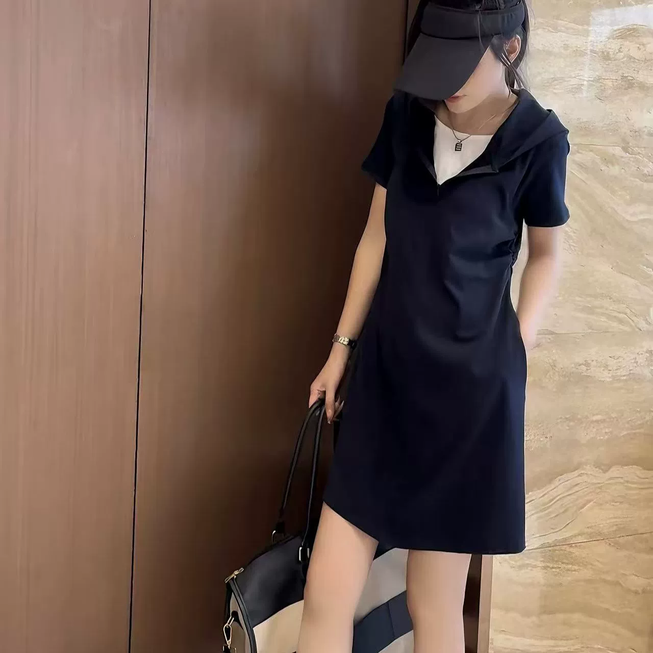 Женское платье с французским капюшоном, дизайном в стиле сращивания, имитация двухслойного кроя, утягивающее талию, летнее новинка 2025 года, нежный стиль, короткая юбка