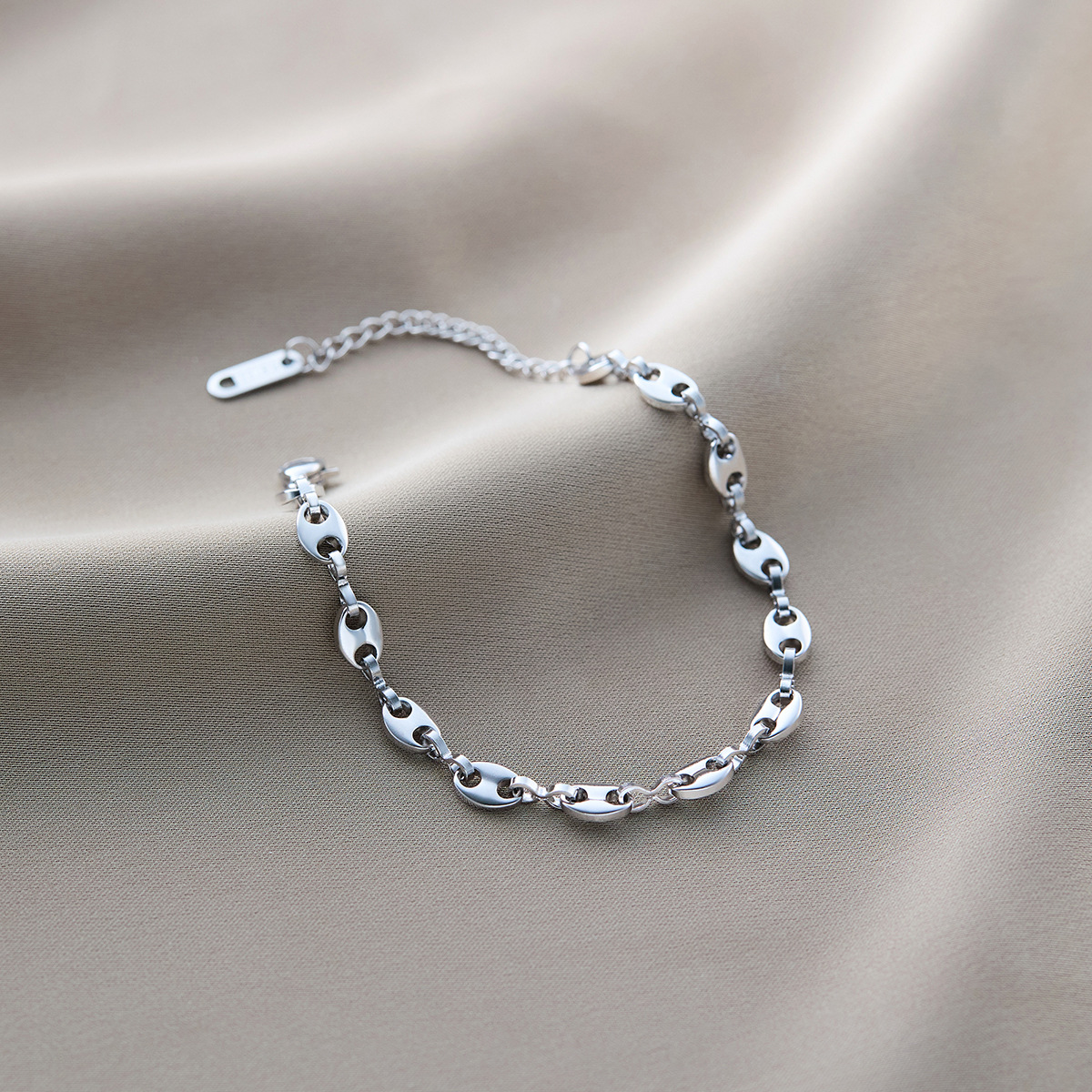 温鑑は色を落とさないで越境してよく売れているチタン鋼のブレスレットの女性の五葉の草はダイヤモンドのins風の個性の18kの真空の電気めっきを入れます。