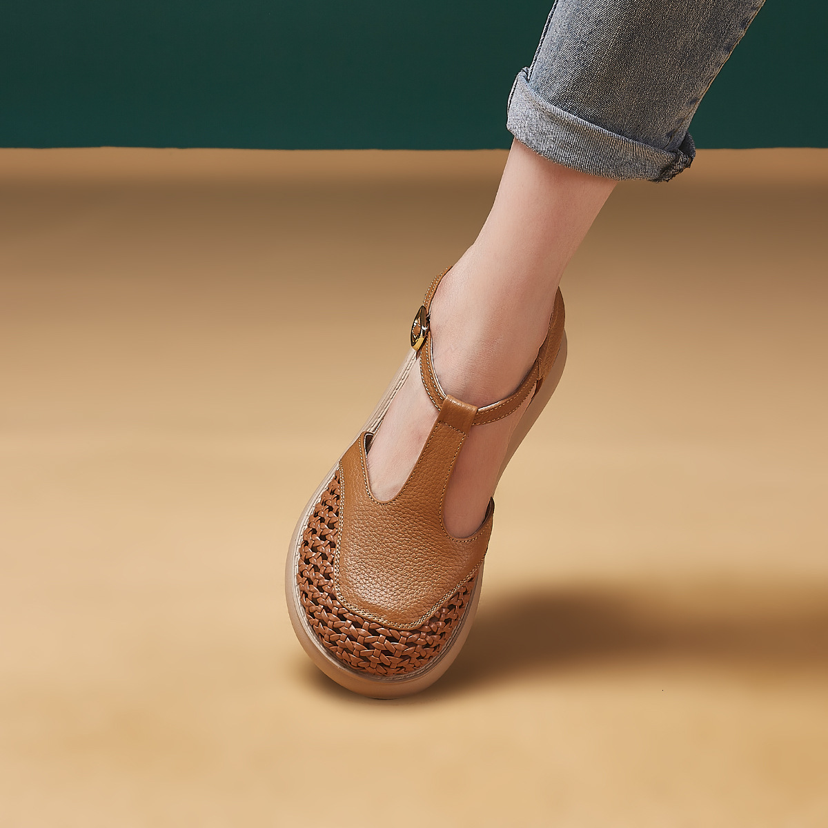 2025 여름 새로운 스타일 라운드 발가락 중공 T 자형 버클 두꺼운 밑창 샌들 여성 중공 짠 통기성 발가락 로마 신발