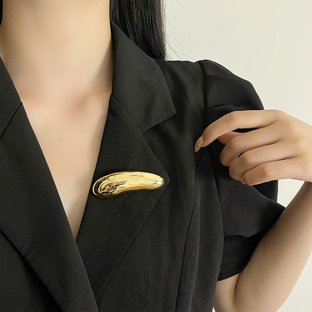 European and American Simple Metal Glossy Drop-Shaped Brooch for Women, Fashionable and Cool Style, High-End Suit Jacket Pin Accessories, Trendy