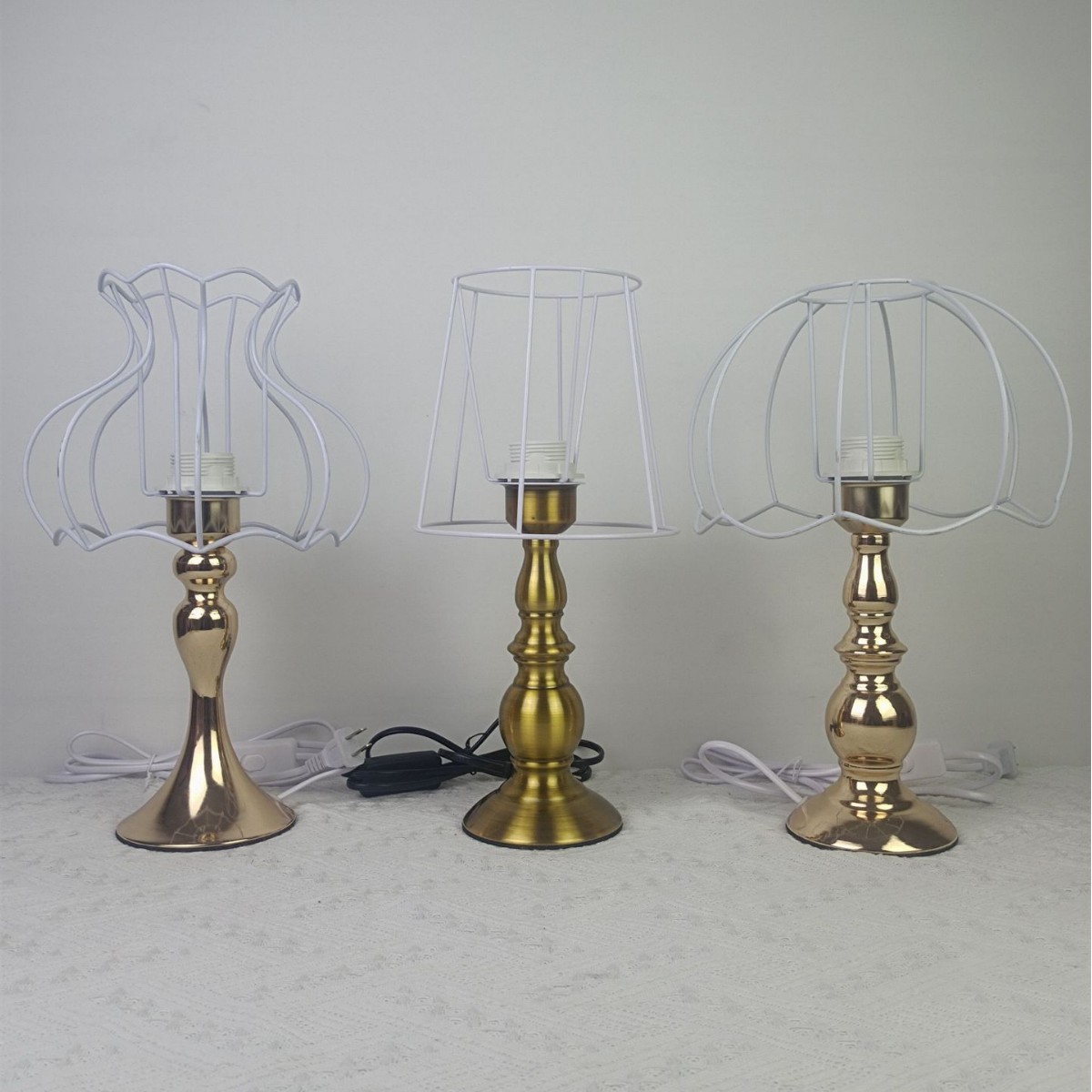 Hecho a mano DIY lámpara de mesa casera hierro estante base oro traje E27 bombilla libre abuela lana a cuadros ganchillo