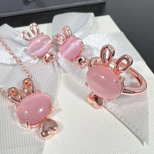 Elegant and cute rabbit pendant ring, earrings and jewelry set, natural imitation hibiscus rose quartz pendant chain