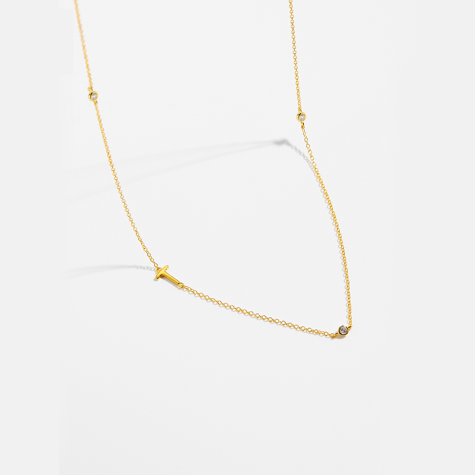 Collar con el alfabeto inglés de 26 letras para mujer, plata de ley S925, cadena de clavícula elegante y brillante, joyería nueva y popular en stock, venta al por mayor