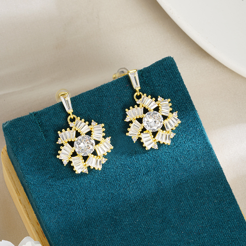 Fabricante de personalidad de pendientes de hielo de lujo ligero fuente de zircón helado fresco forma de copo de nieve joyas pendientes al por mayor