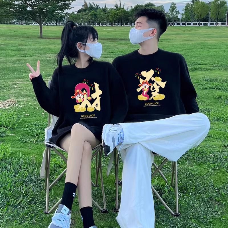 2025 년 뱀의 해 올해의 삶 축제 커플 옷 스웨덴 옷 포춘 중국 붉은 가을과 겨울 둥근 목 모든 경기 외부 세트