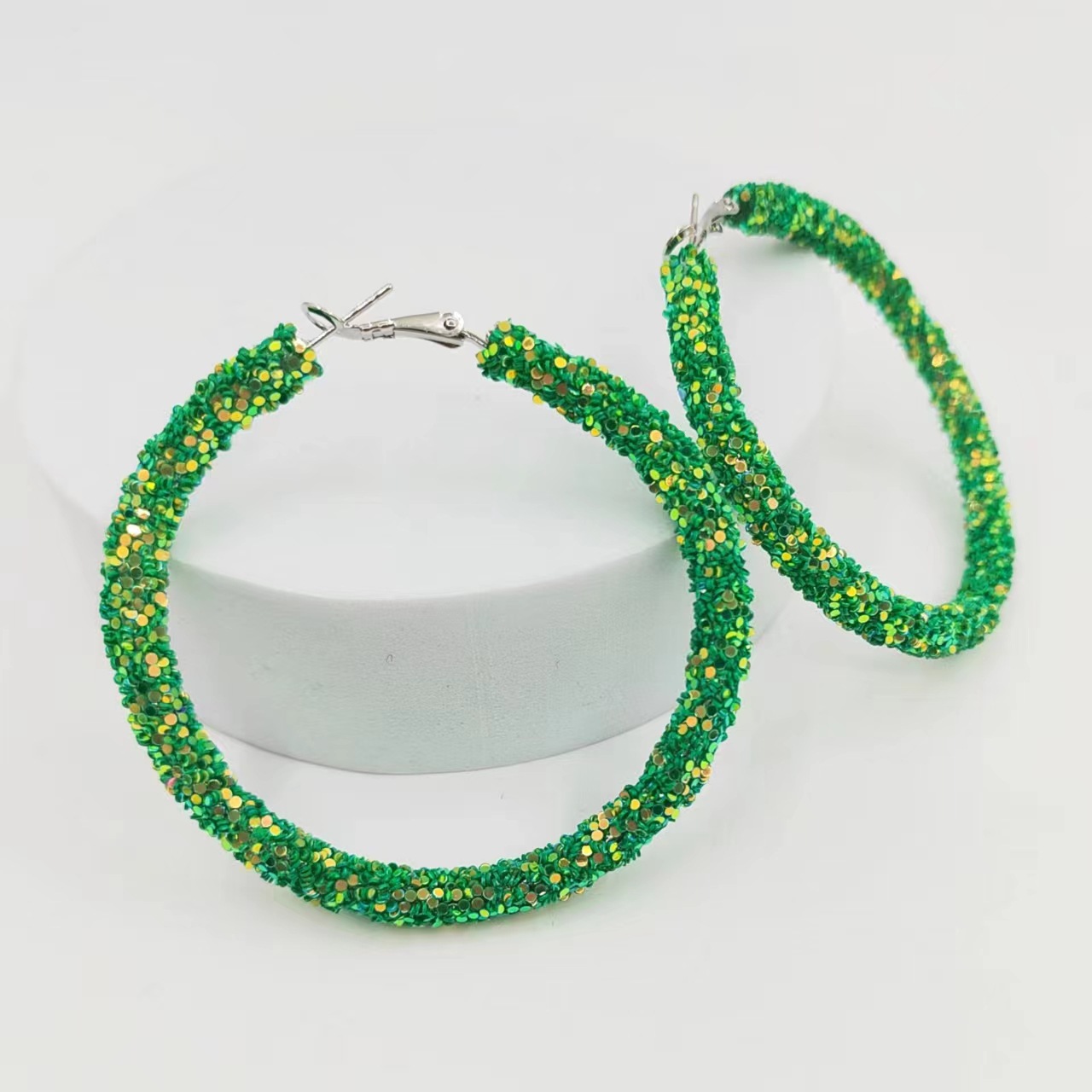 欧米風誇張スパンコール大丸型イヤリング　おしゃれなカラフルスパンコールキャンディーカラー個性派レディースイヤリング