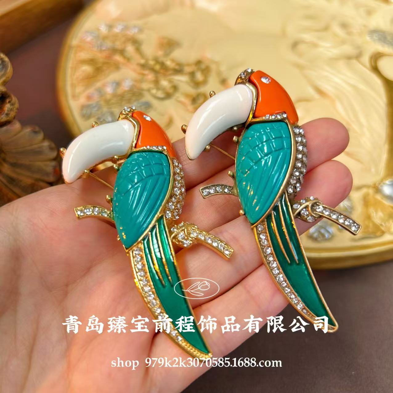 Fashionable, Cute and Gorgeous Medieval Vintage Brooch, Classical Medieval Pattern Design Animal Parrot Pendant