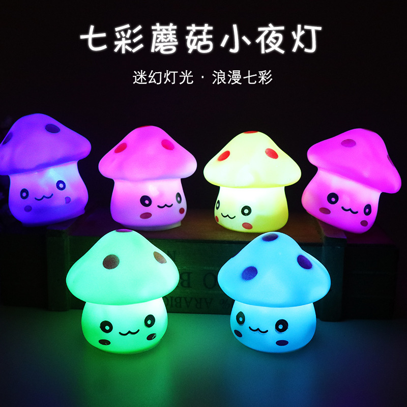Yiwu pequeño mercado de productos básicos juguetes para niños al por mayor regalos del mercado nocturno bajo 1 yuan puesto nuevos pequeños regalos luminosos.
