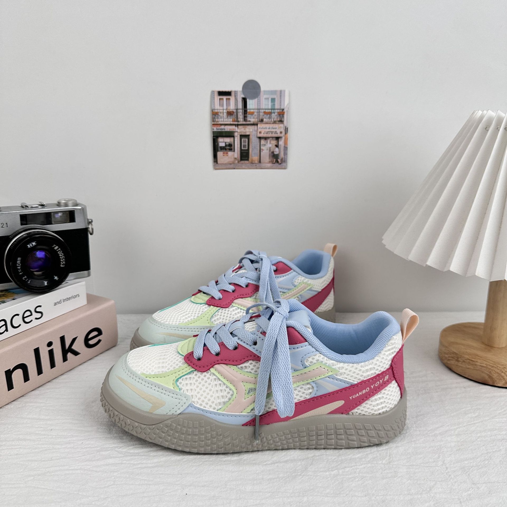 Zapatillas transpirables de malla de onda lejana para mujer 2025 nueva tendencia de verano zapatos casuales de todo fósforo zapatos blancos de suela gruesa para el cabello